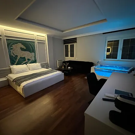 Lunarist Luxury Suites - Jacuzzi&Top Tirana Location *