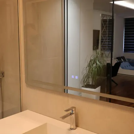 Lunarist Luxury Jacuzzi - Blloku 地拉那