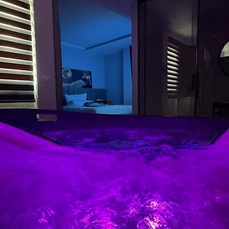 Lunarist Luxury Jacuzzi - Blloku 地拉那