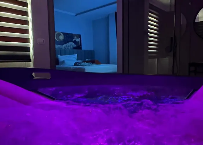 Lunarist Luxury Private Jacuzzi Blloku טיראנה