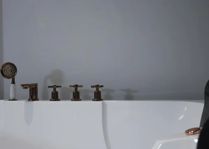 Lunarist Luxury Private Jacuzzi Blloku דירה טיראנה