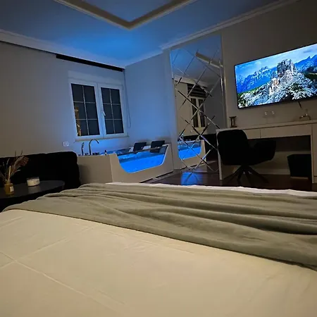 Apartment Lunarist Luxury Suites - Jacuzzi&Top Tirana Location *
