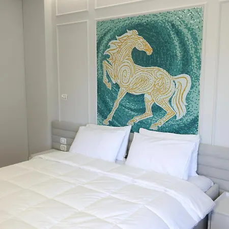 Lunarist Luxury Suites - Jacuzzi&Top Tirana Location Apartment *