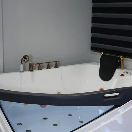 Lunarist Luxury Private Jacuzzi Appartement