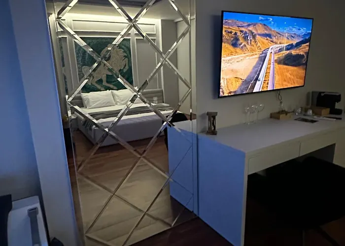 Lunarist Luxury Private Jacuzzi Suites Blloku Tirana