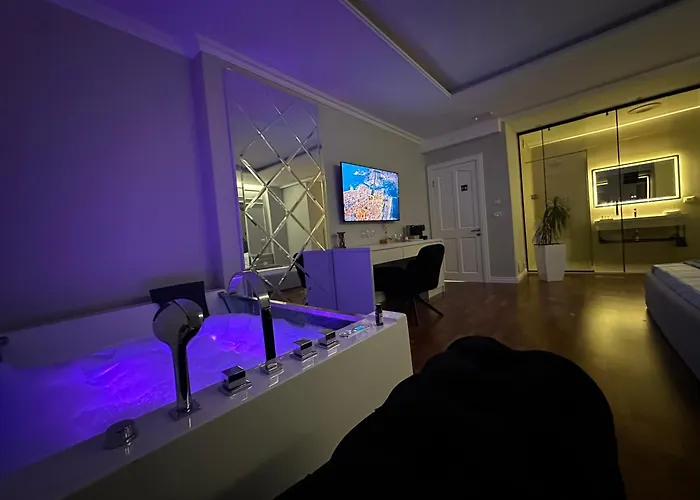 Lunarist Luxury Private Jacuzzi Suites Blloku Tirana *