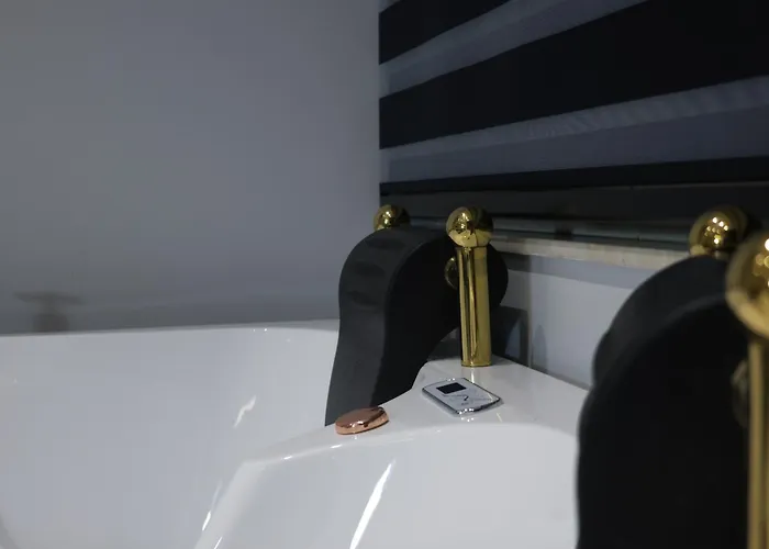 Lunarist Luxury Private Jacuzzi Blloku Apartmán *